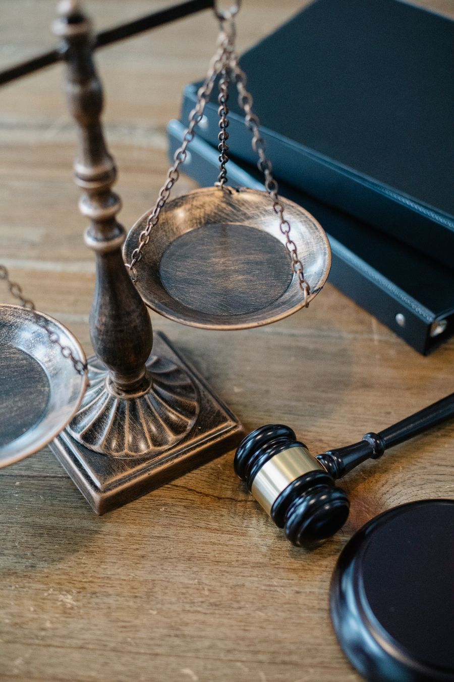 Balança e martelo — símbolos de rigor jurídico